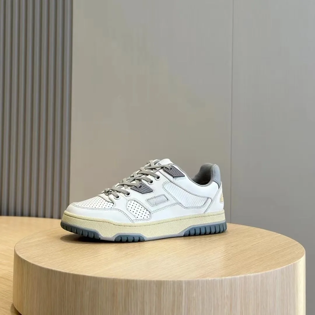 👟👟Ex-factory price👟👟Ex-factory price 580✨G Gucc~Gucci's new couple's distressed effect sneakers. This low-cut sneaker adopts a basketball-style silhouette design, and cleverly incorporates hollow panels and distressed effects, showing its unique ingenuity. Craftsmanship incorporates brand logo details such as the interlocking Double G styling accessories and Gucci logo, a low-key tribute to the brand's design heritage. A rubber non-slip outsole, inlays and embossed sole give the entire design a contemporary feel. Imported cowhide, rubber outsole Size: 35-44 (customized at 38.45)